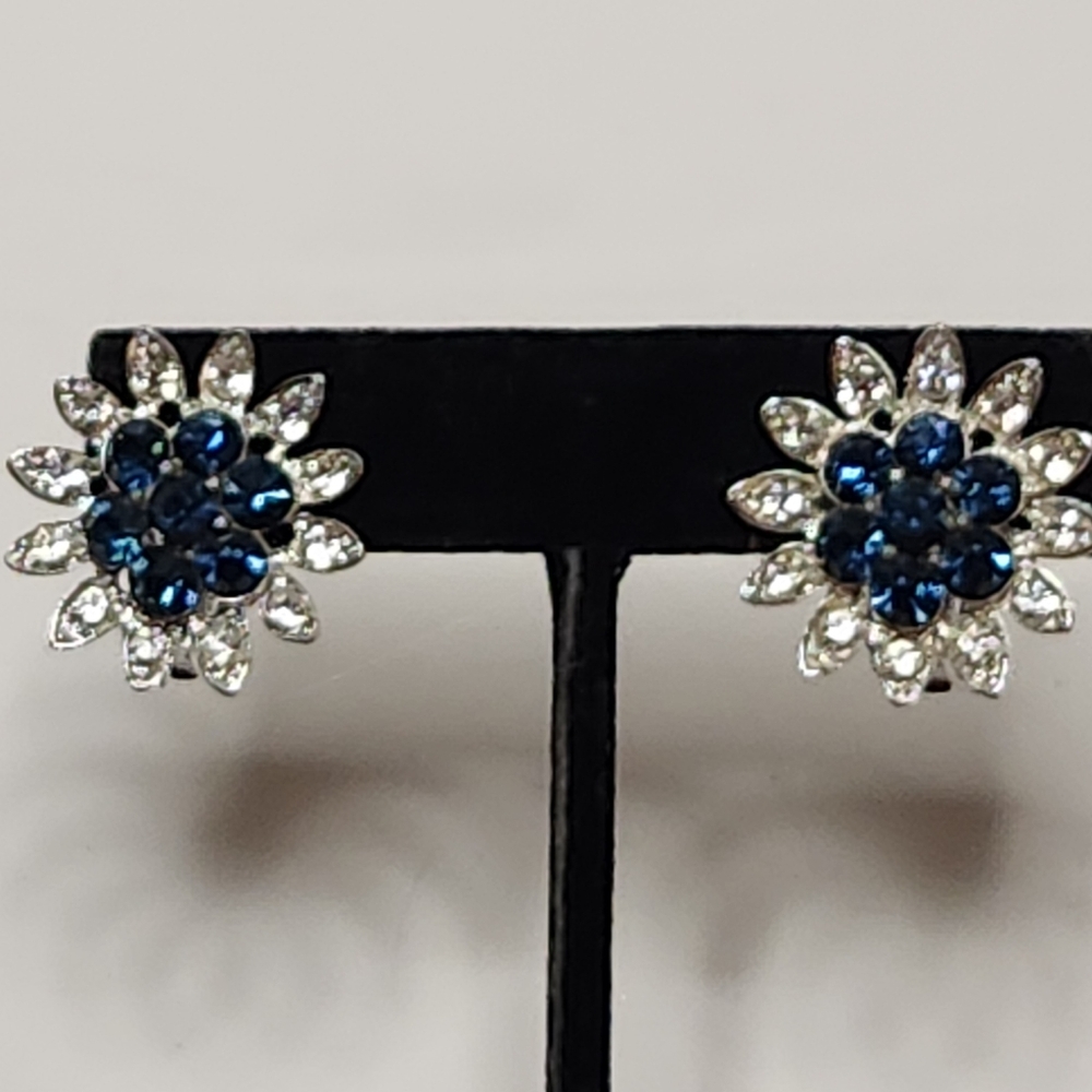 vintage 70s lisner sapphire blue flower silver tone clip earrings rhinestones